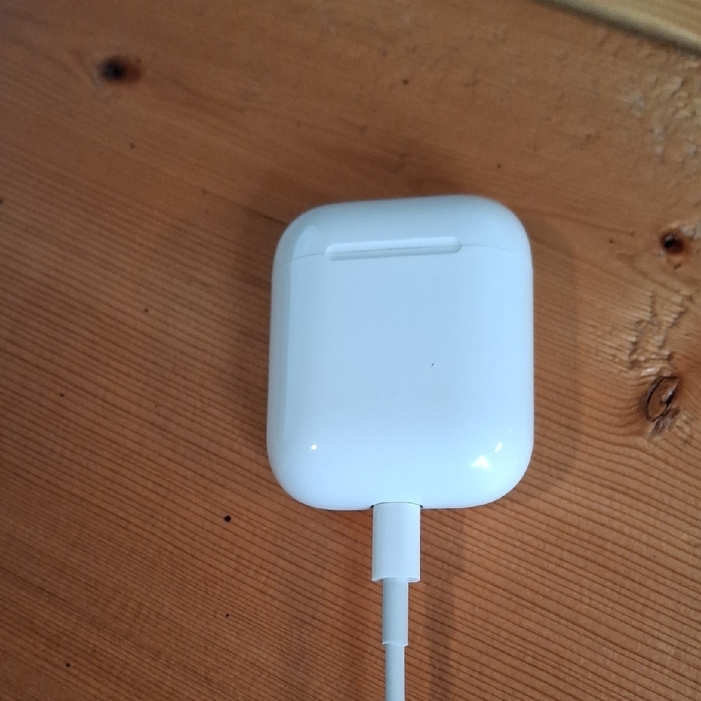 Apple Airpods 2nd Generation A2031 - Picture 2 of 4